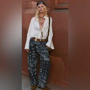 We The Free Good Luck Printed Barrel Jeans navy bandana 28 new